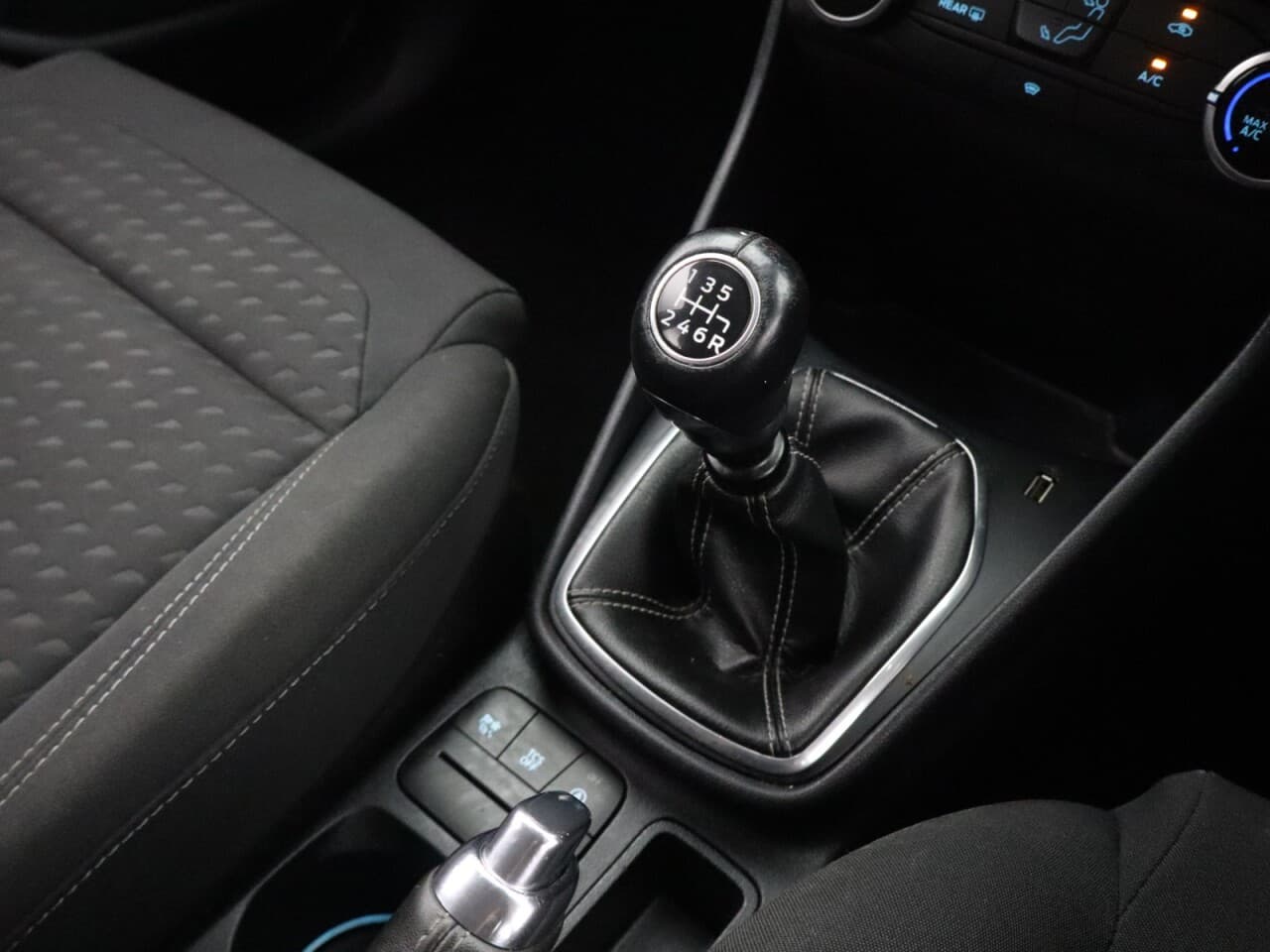 Ford Fiesta 1.0T EcoBoost MHEV Titanium — image 23