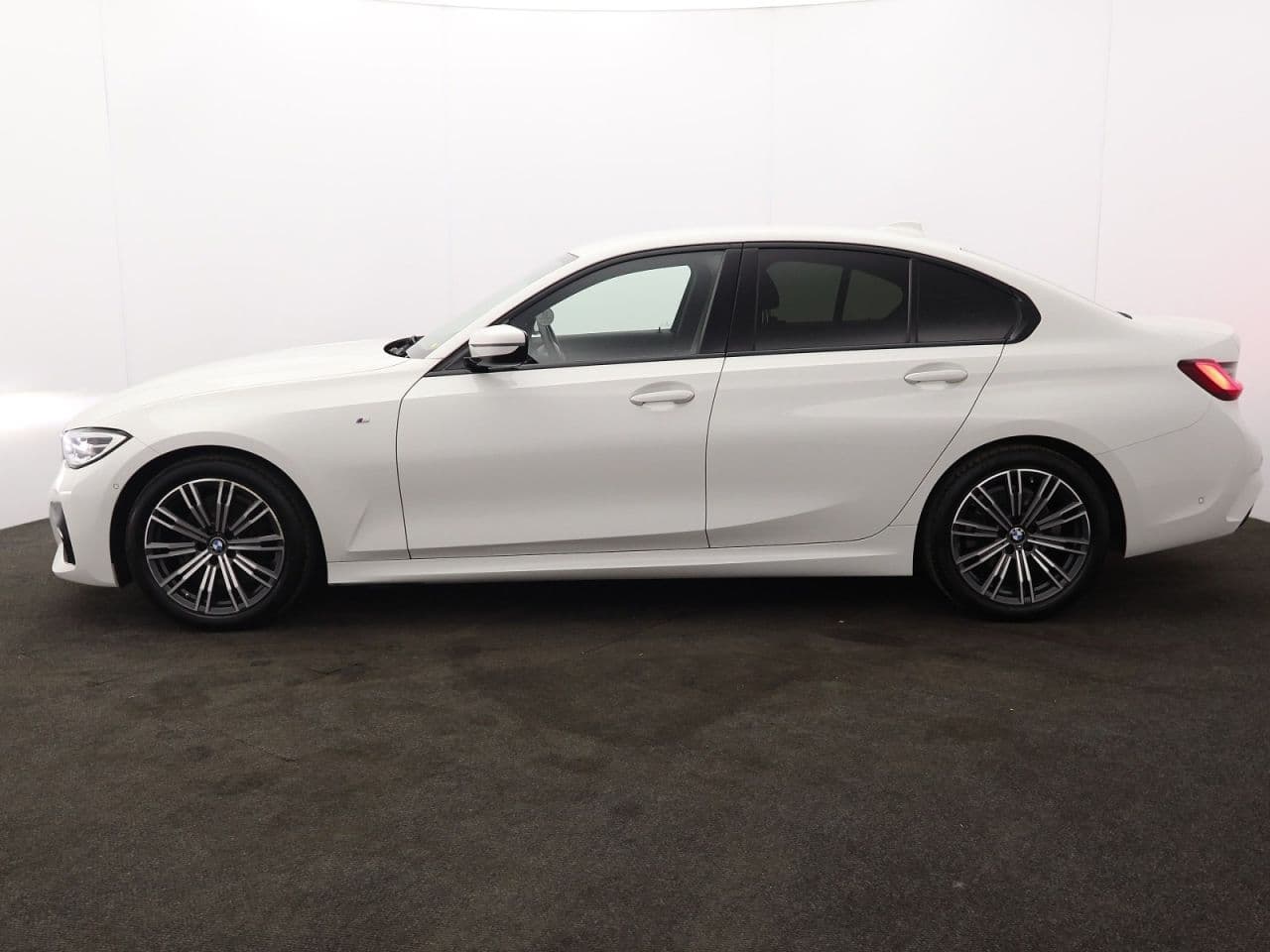 BMW 3 Series 2.0 318d MHT M Sport — image 6