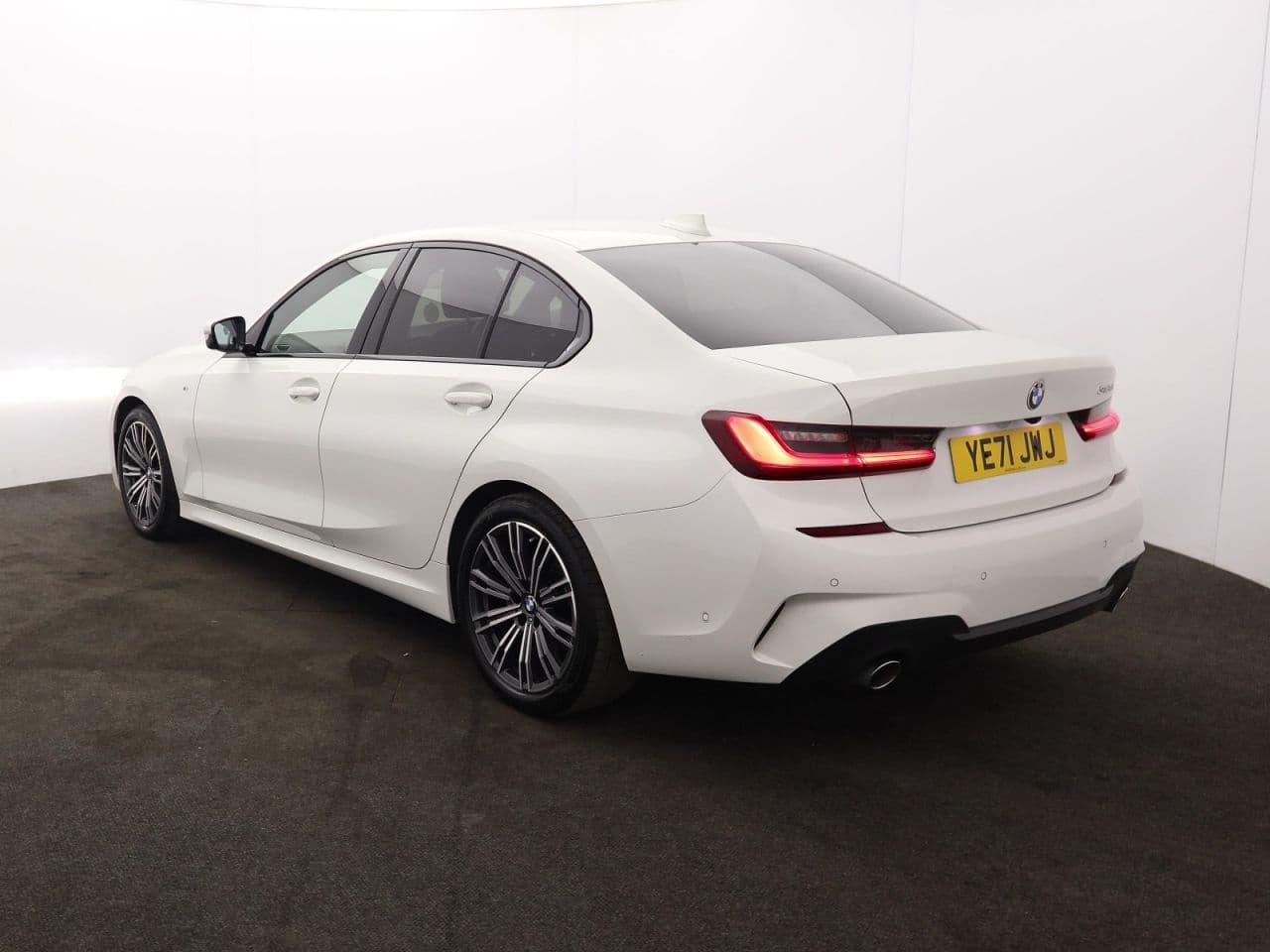 BMW 3 Series 2.0 318d MHT M Sport — image 8