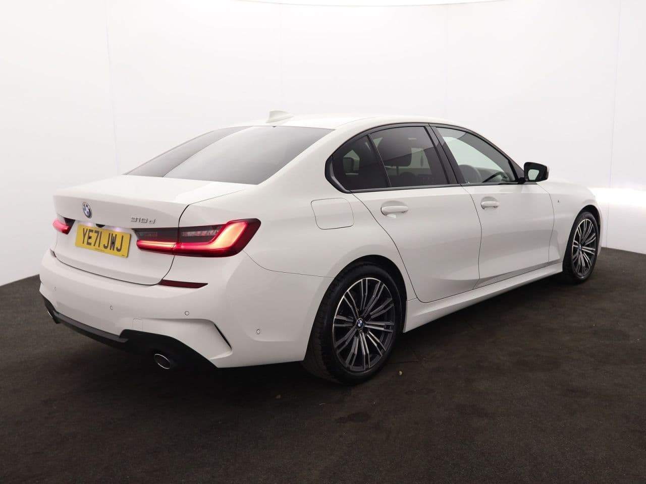 BMW 3 Series 2.0 318d MHT M Sport — image 10