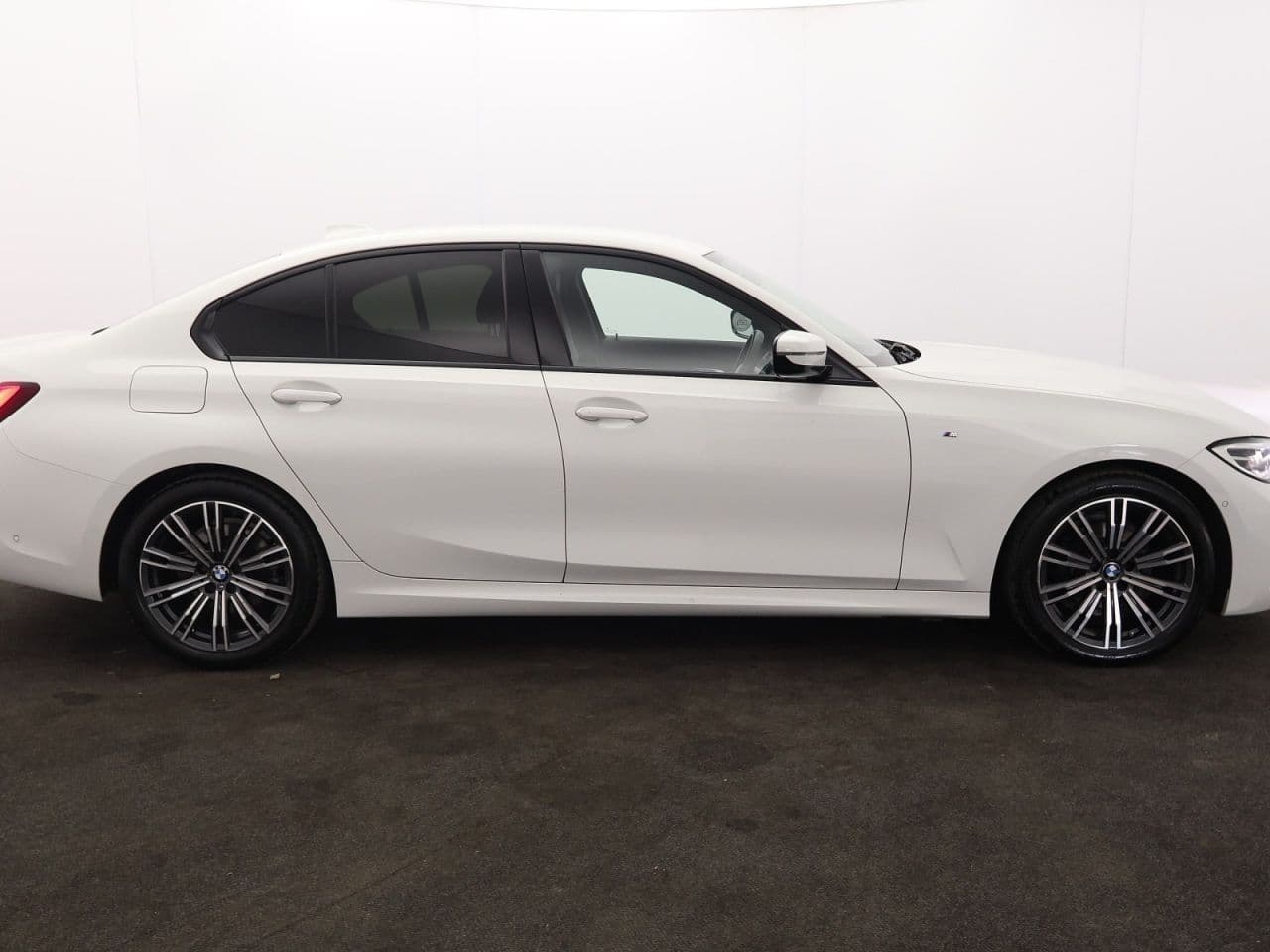 BMW 3 Series 2.0 318d MHT M Sport — image 11