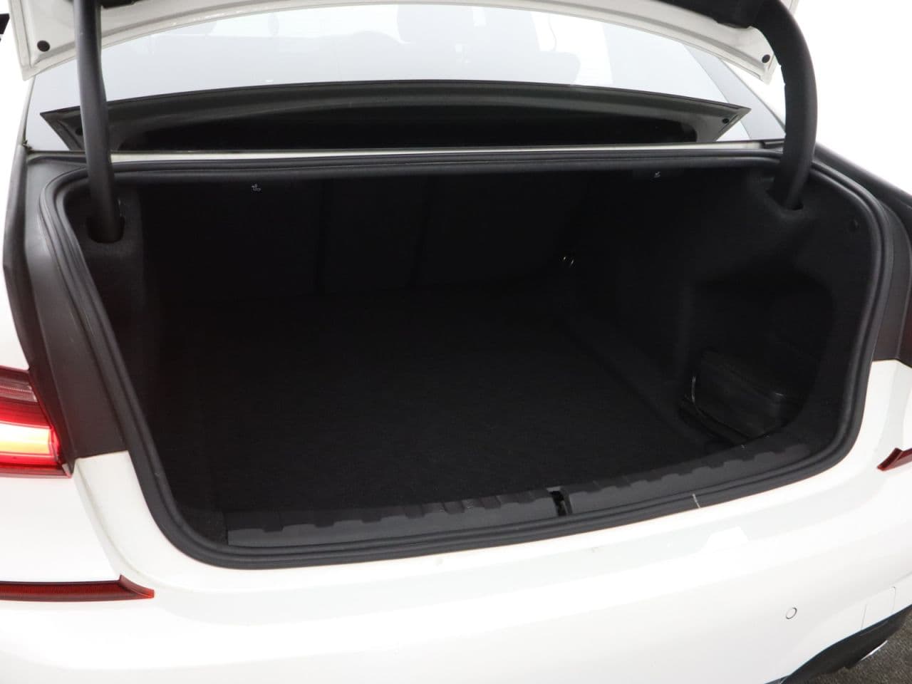 BMW 3 Series 2.0 318d MHT M Sport — image 53