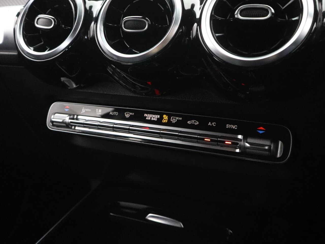 Mercedes-Benz Glb 1.3 GLB200 AMG Line — image 28