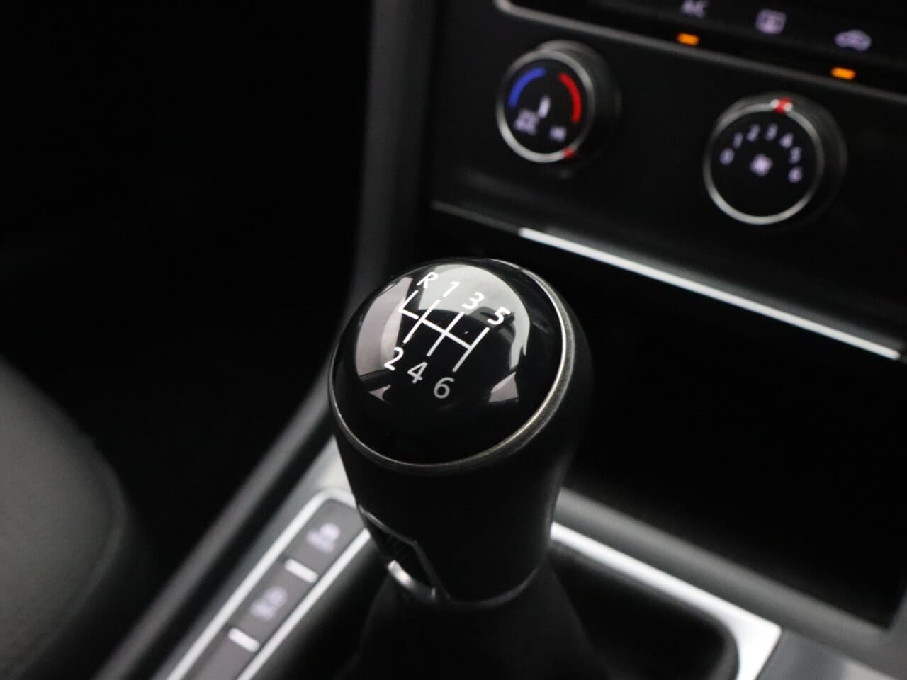 Volkswagen Golf 1.5 TSI EVO Match — image 24