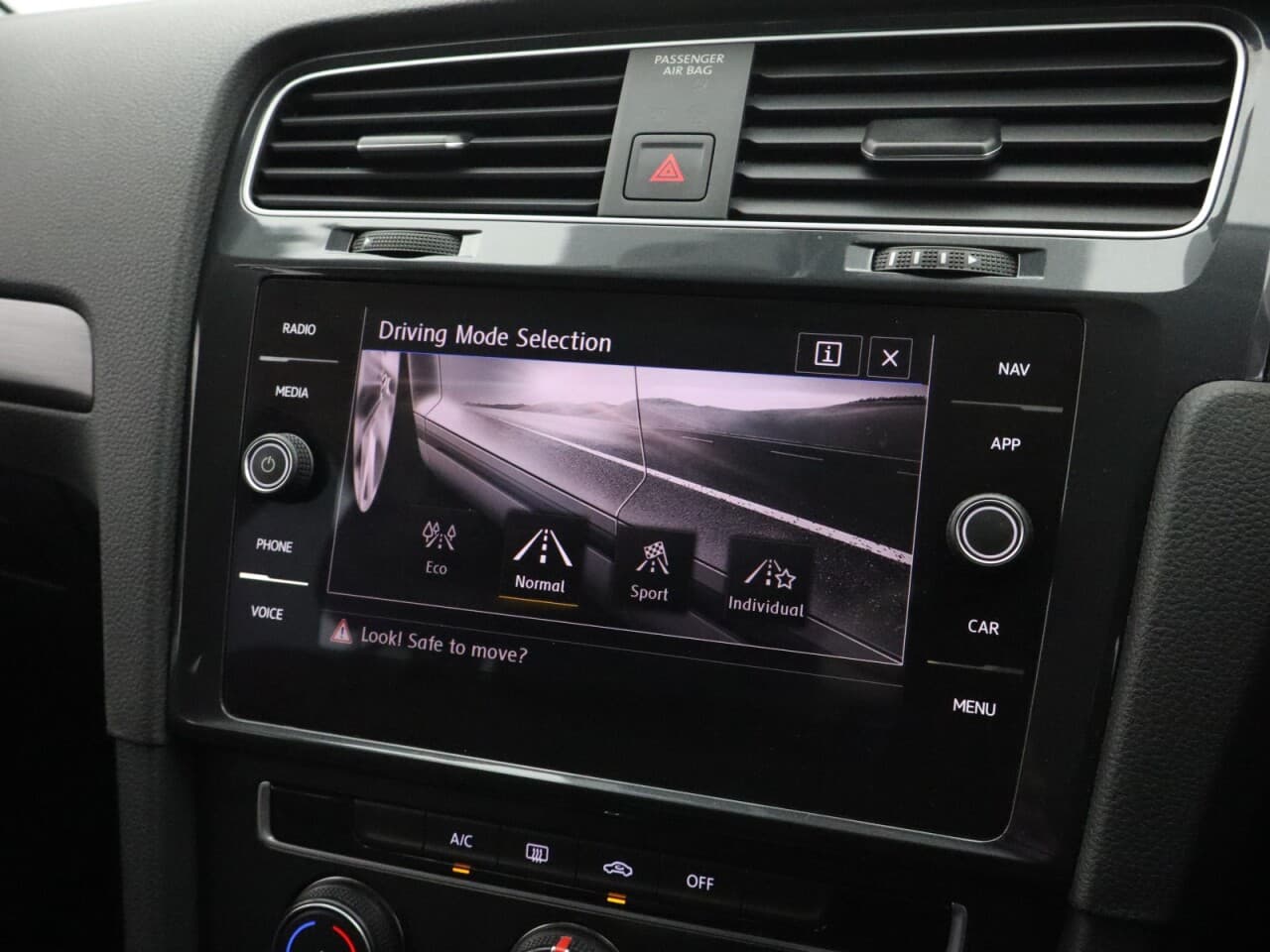 Volkswagen Golf 1.5 TSI EVO Match — image 37
