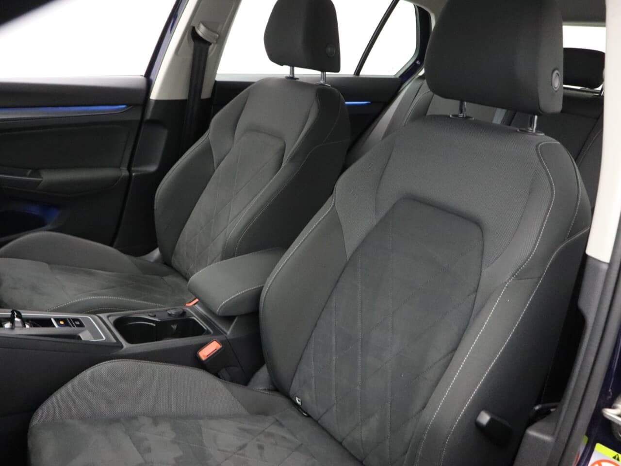 Volkswagen Golf 1.5 eTSI MHEV Style — image 45