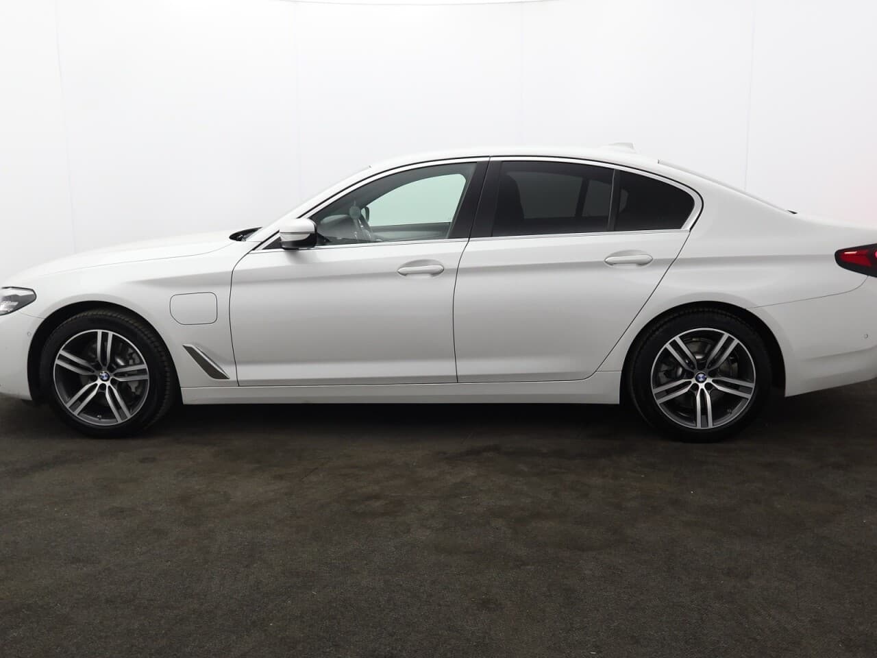 BMW 5 Series 2.0 530e 12kWh SE — image 6