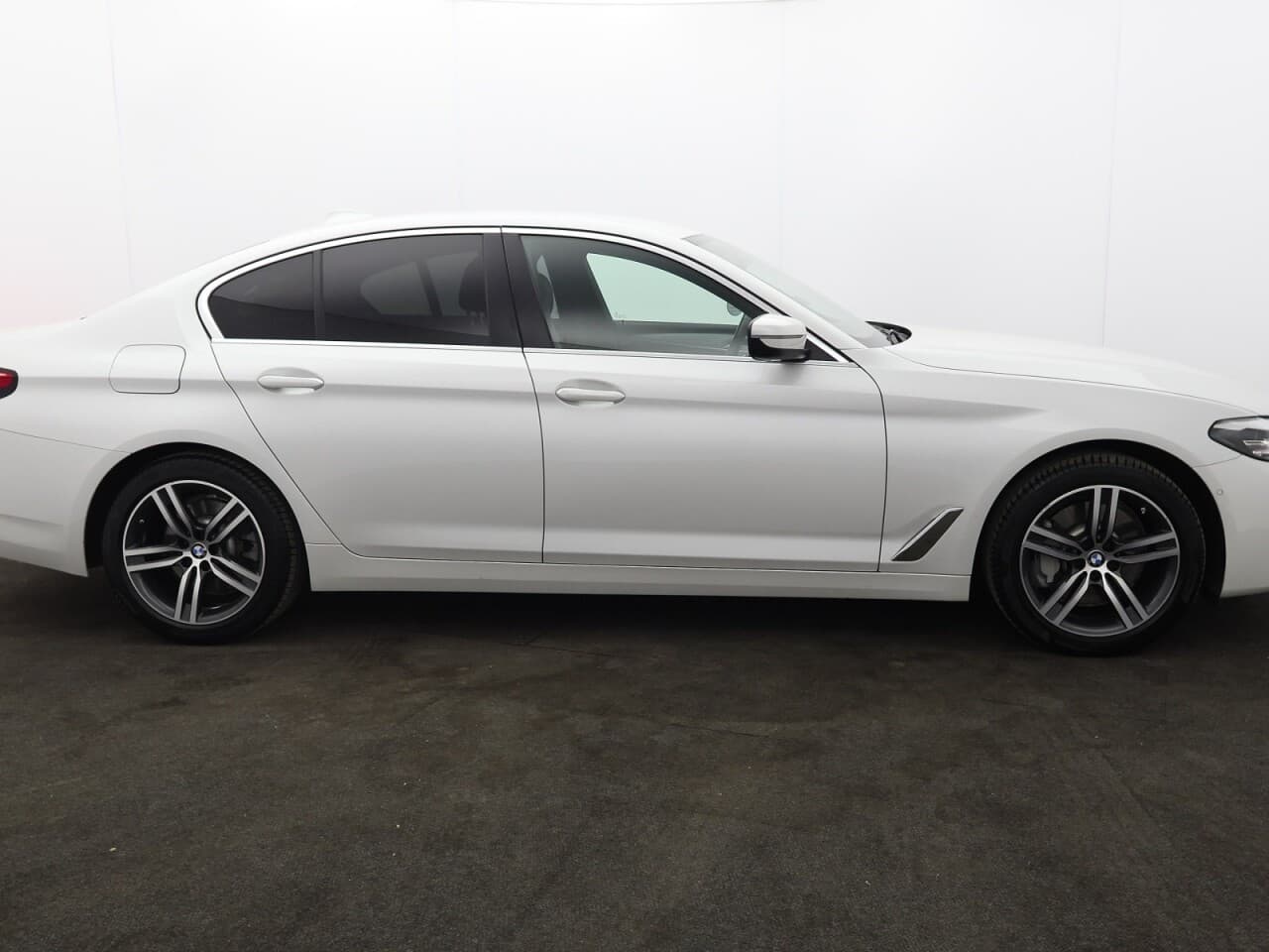 BMW 5 Series 2.0 530e 12kWh SE — image 11