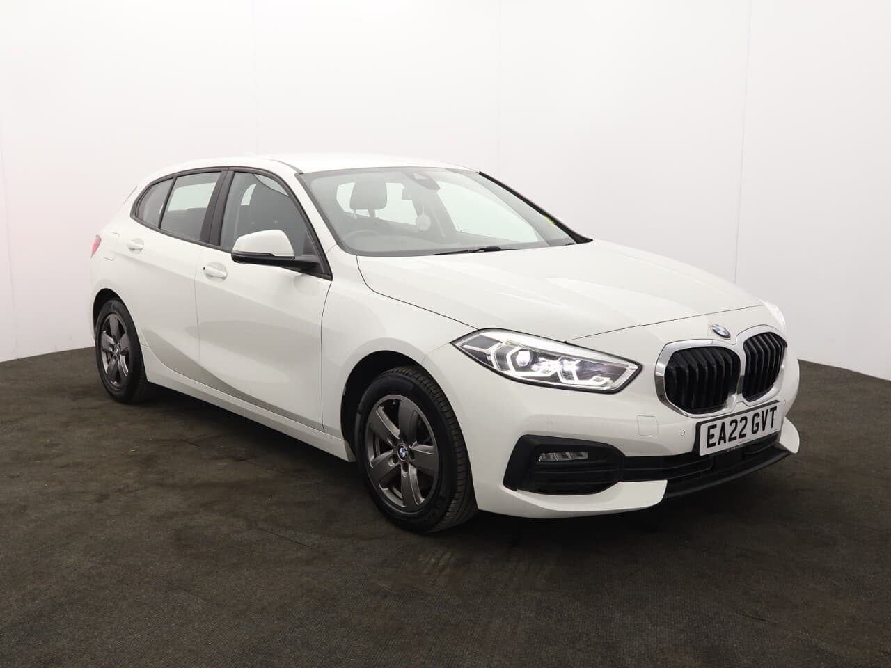 BMW 1 Series 1.5 118i SE (LCP) view 1