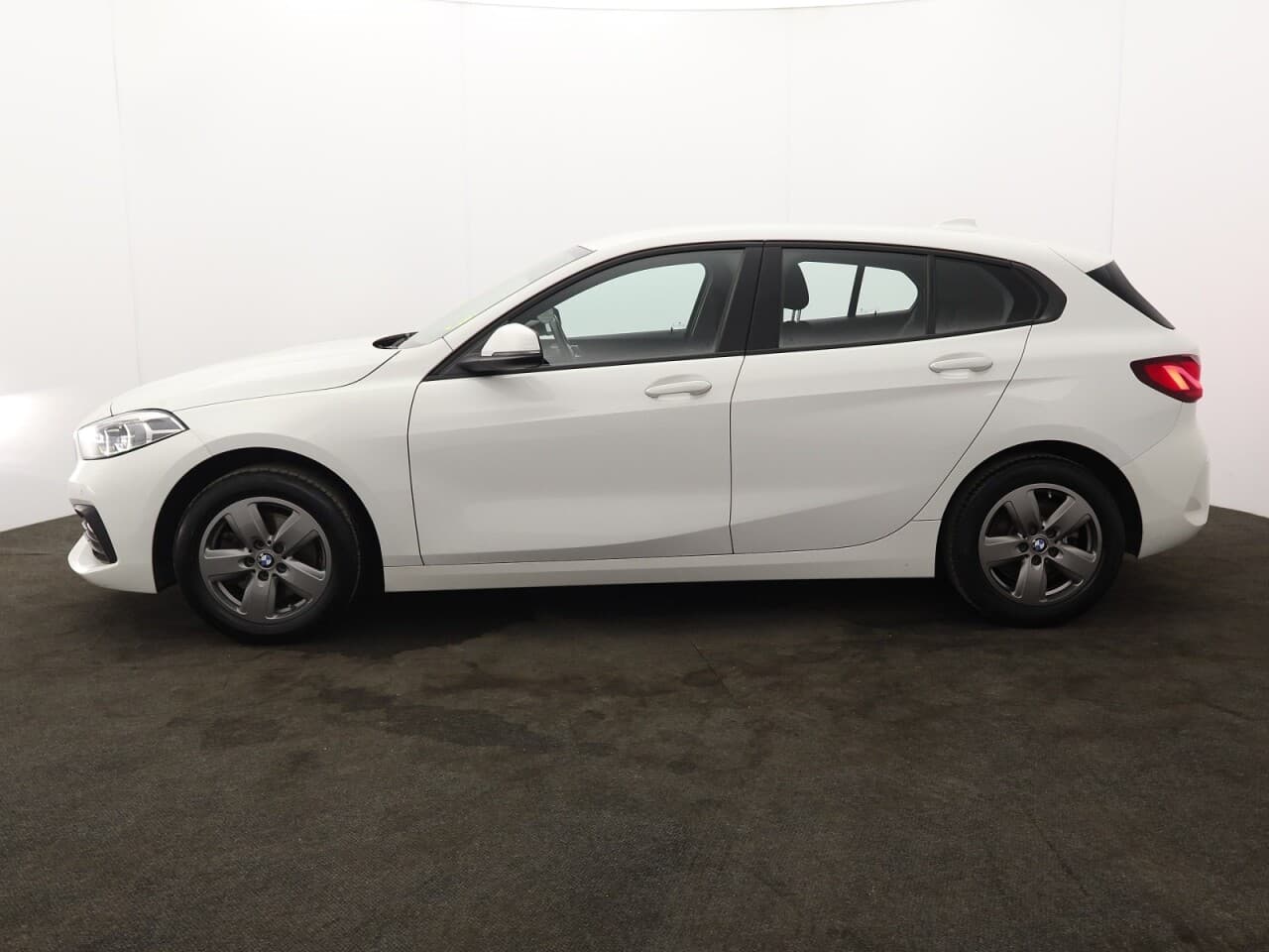 BMW 1 Series 1.5 118i SE (LCP) — image 6