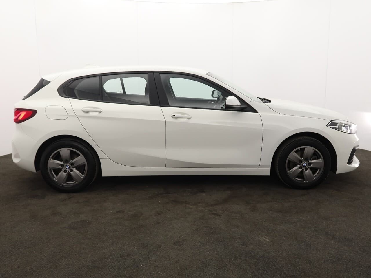 BMW 1 Series 1.5 118i SE (LCP) — image 11