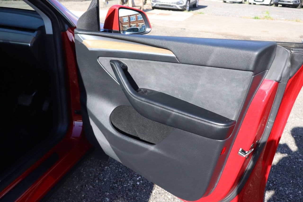 Tesla Model Y (Dual Motor) Long Range — image 42