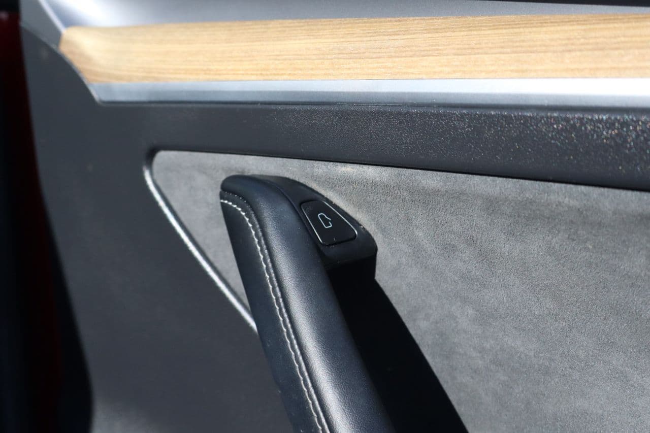 Tesla Model Y (Dual Motor) Long Range — image 45