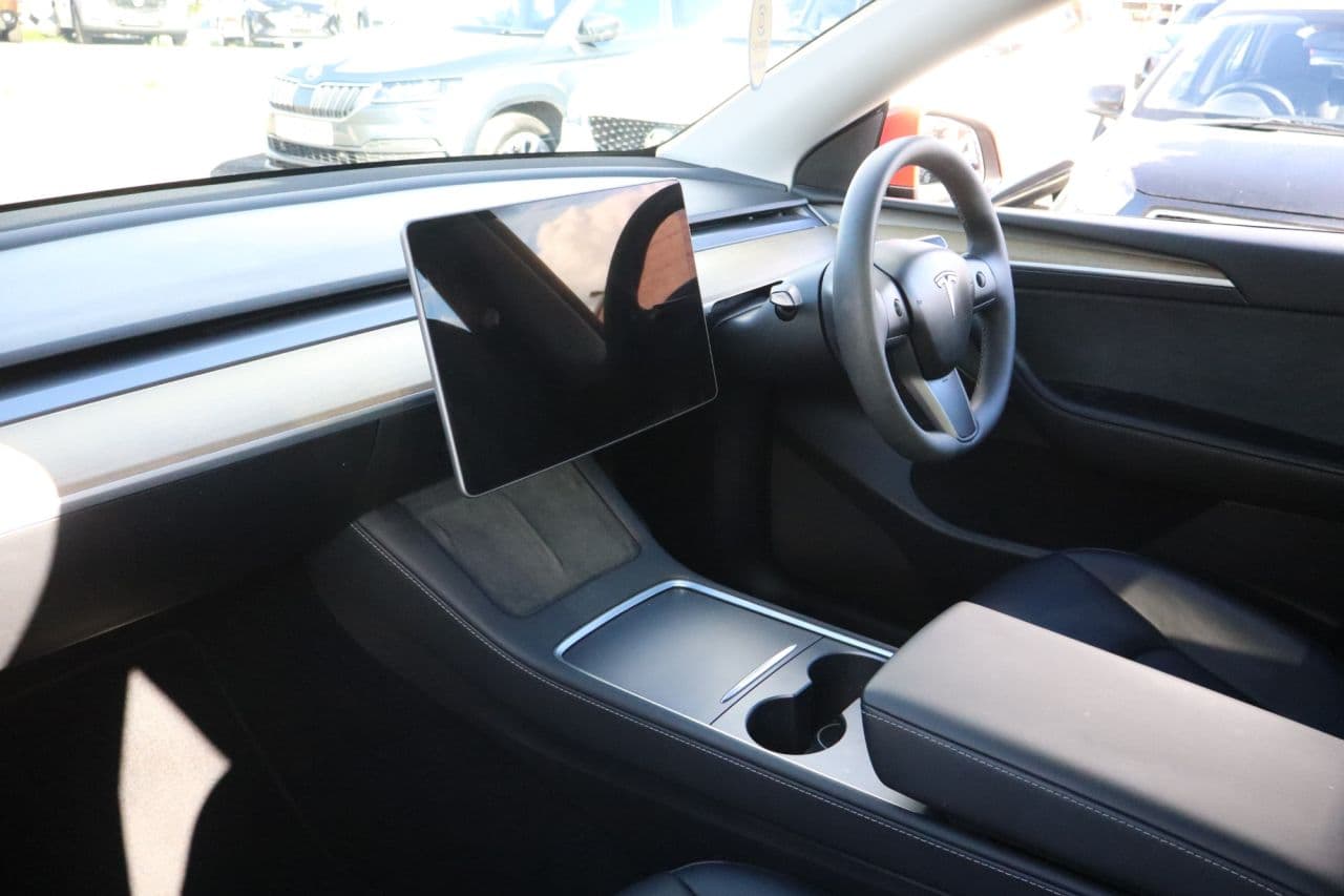 Tesla Model Y (Dual Motor) Long Range — image 35