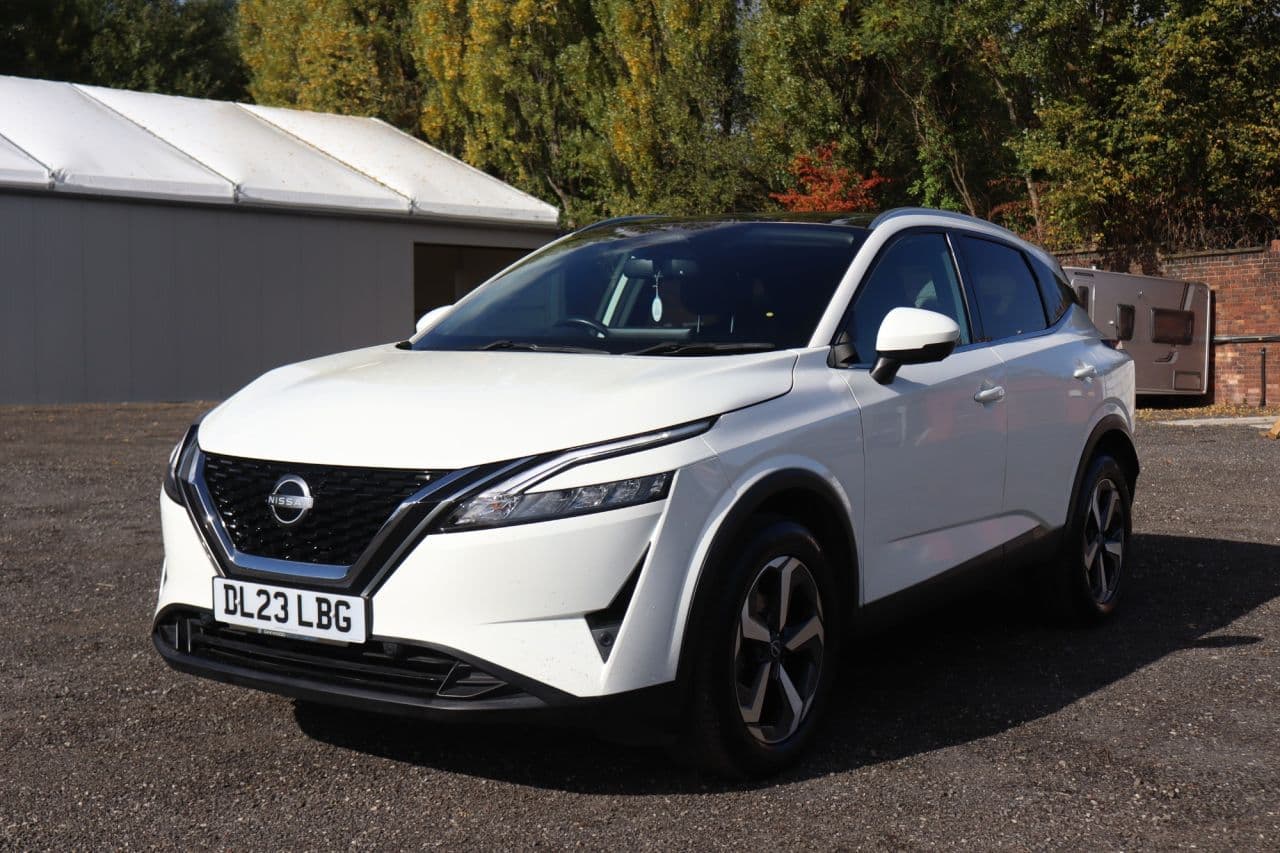 Nissan Qashqai 1.3 DIG-T MHEV N-Connecta Glass Roof — image 5