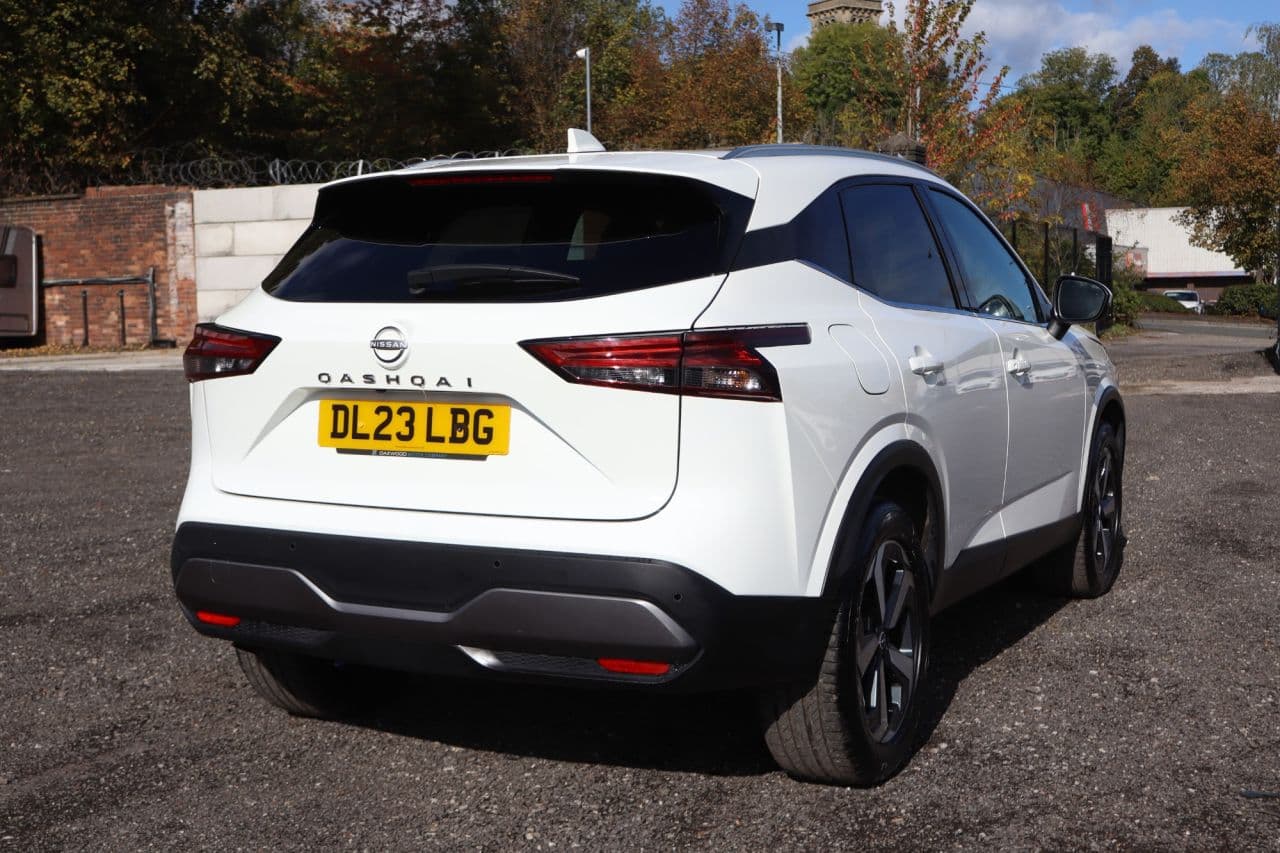 Nissan Qashqai 1.3 DIG-T MHEV N-Connecta Glass Roof — image 6