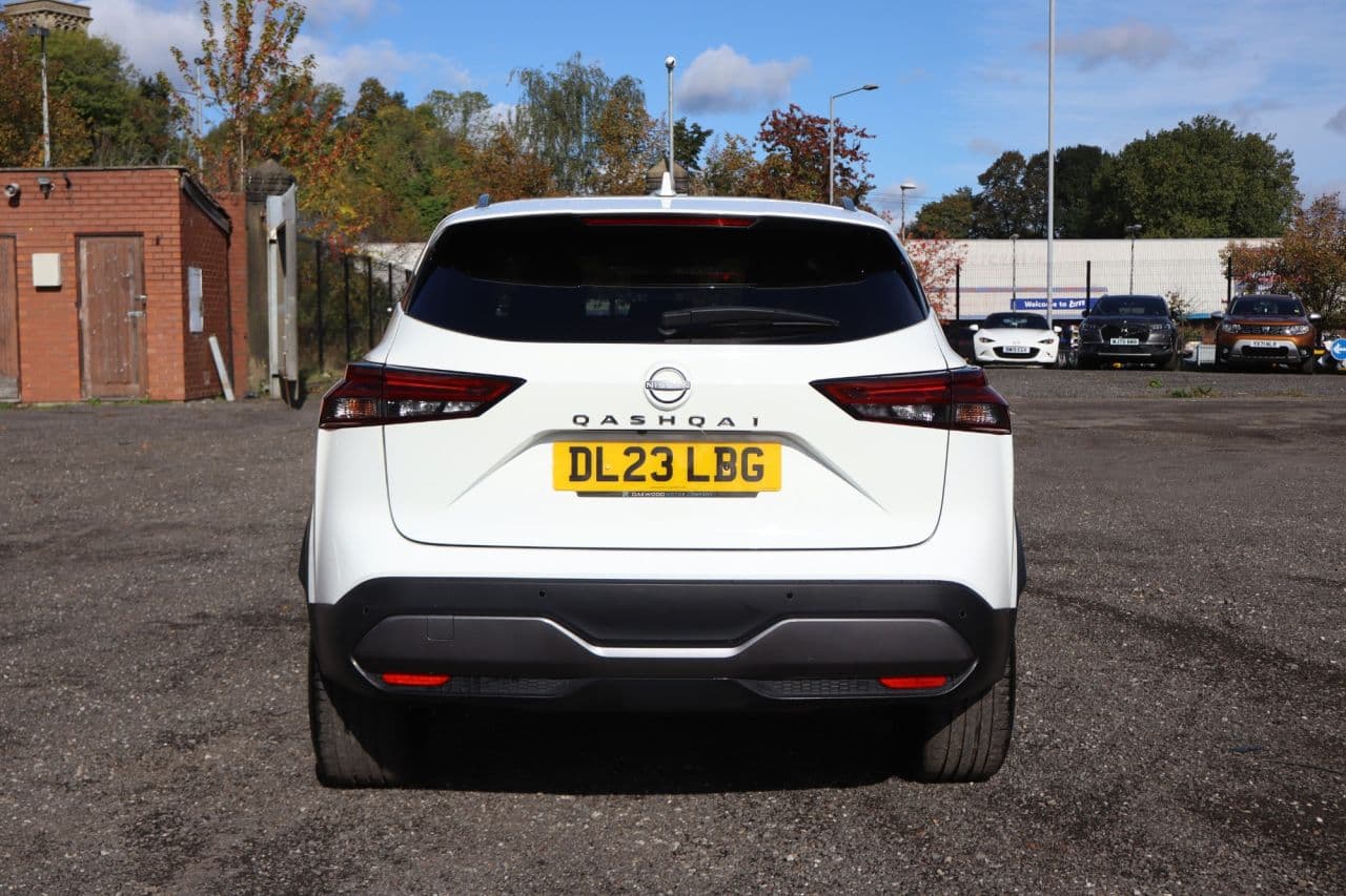 Nissan Qashqai 1.3 DIG-T MHEV N-Connecta Glass Roof — image 8
