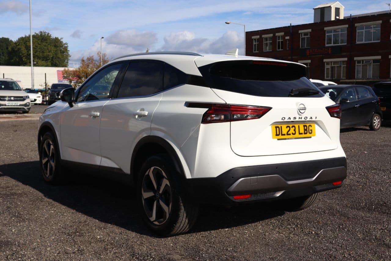 Nissan Qashqai 1.3 DIG-T MHEV N-Connecta Glass Roof — image 9