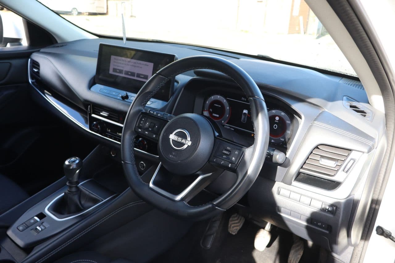 Nissan Qashqai 1.3 DIG-T MHEV N-Connecta Glass Roof — image 11