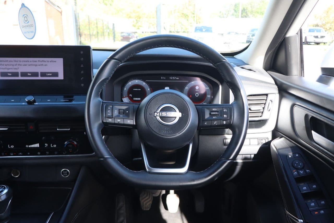 Nissan Qashqai 1.3 DIG-T MHEV N-Connecta Glass Roof — image 14