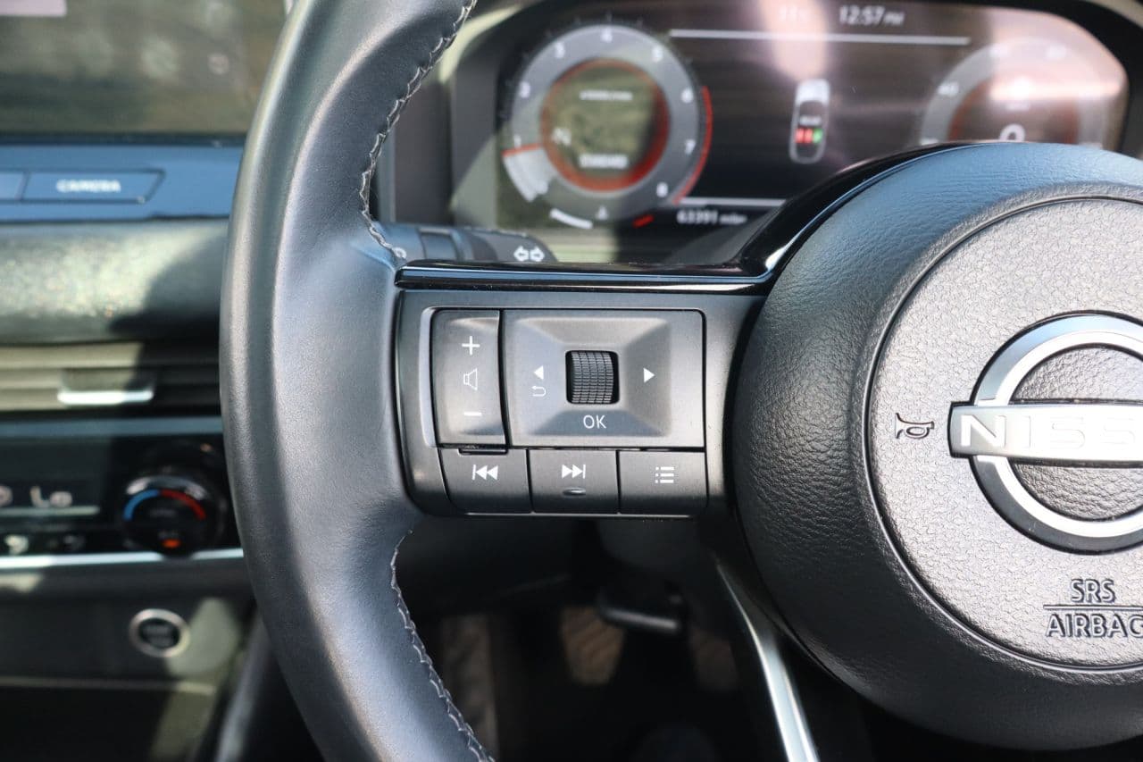 Nissan Qashqai 1.3 DIG-T MHEV N-Connecta Glass Roof — image 16