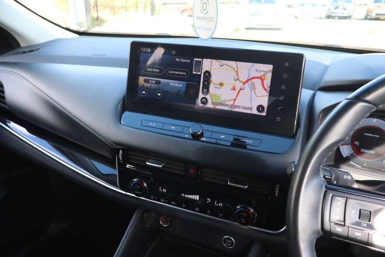 Nissan Qashqai 1.3 DIG-T MHEV N-Connecta Glass Roof — image 21