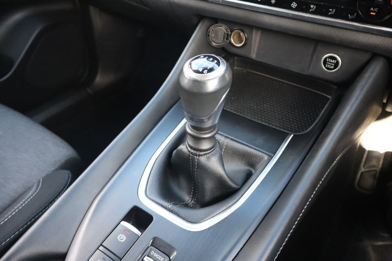 Nissan Qashqai 1.3 DIG-T MHEV N-Connecta Glass Roof — image 22