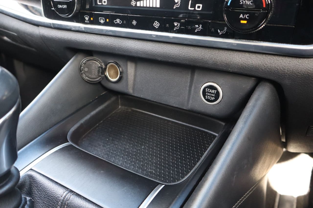 Nissan Qashqai 1.3 DIG-T MHEV N-Connecta Glass Roof — image 27