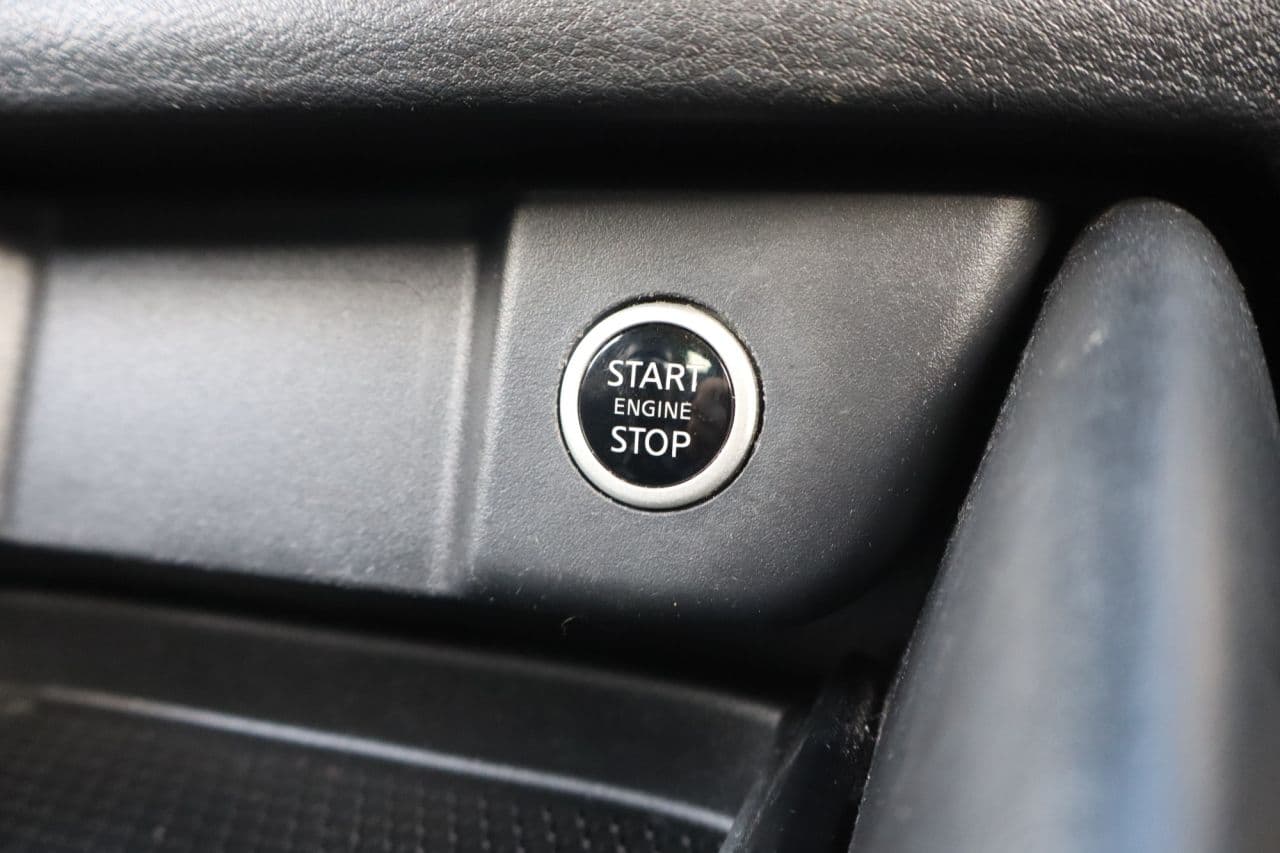 Nissan Qashqai 1.3 DIG-T MHEV N-Connecta Glass Roof — image 28