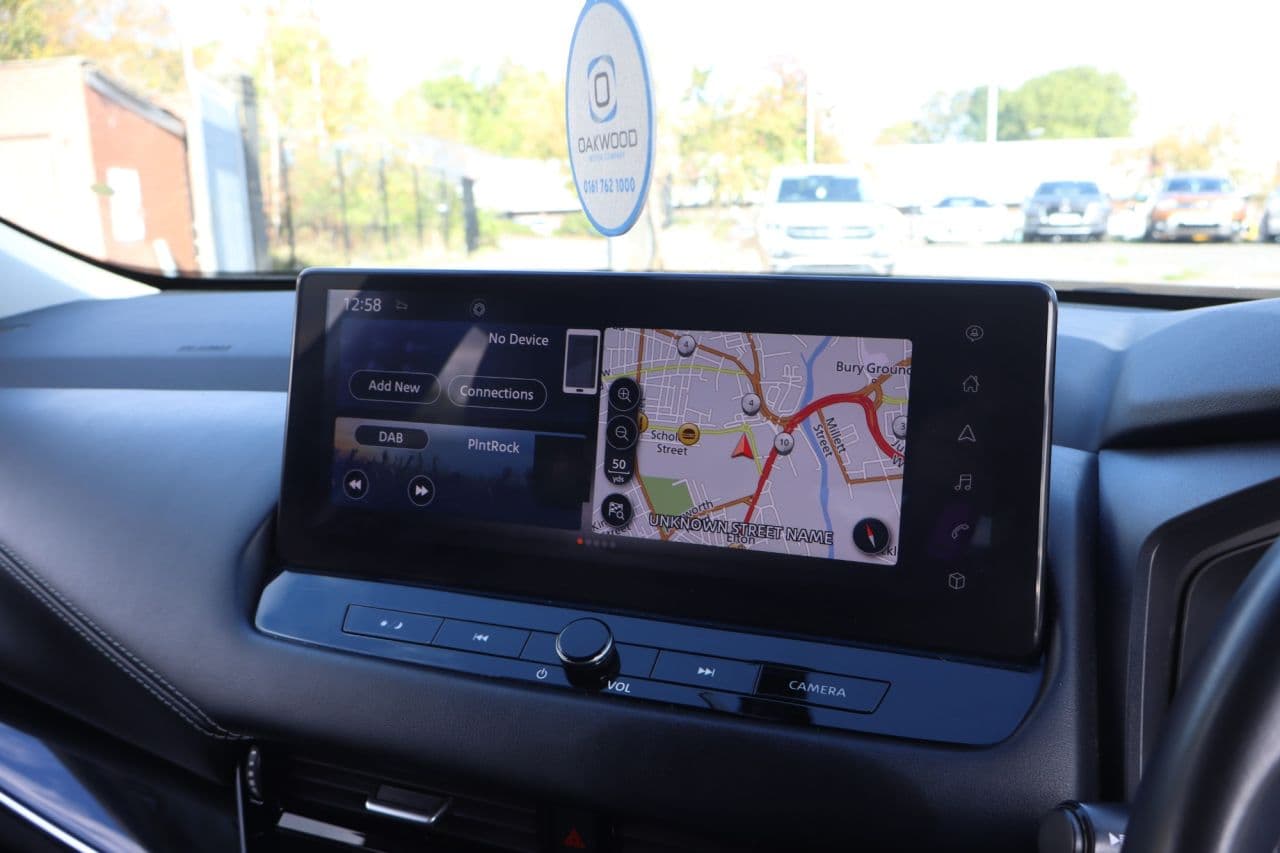 Nissan Qashqai 1.3 DIG-T MHEV N-Connecta Glass Roof — image 30