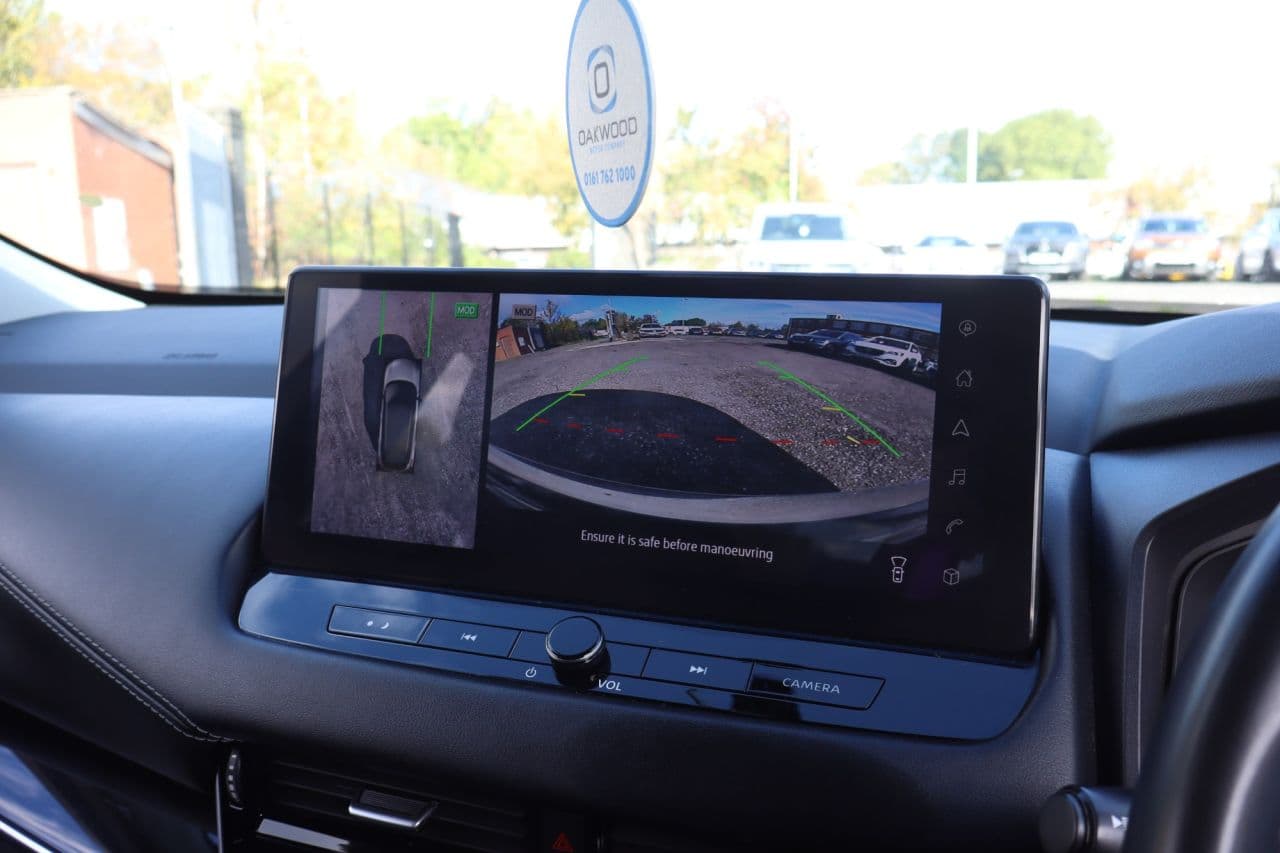 Nissan Qashqai 1.3 DIG-T MHEV N-Connecta Glass Roof — image 32