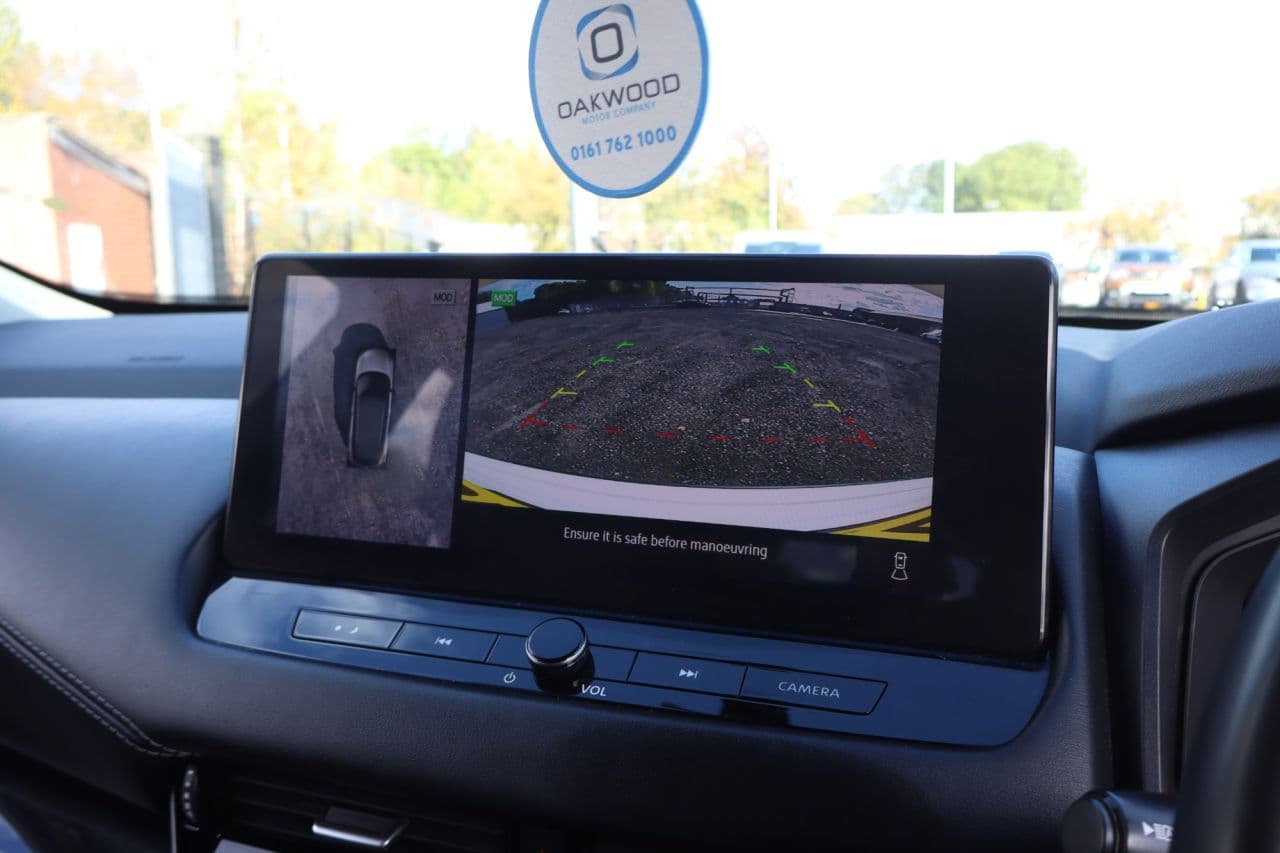 Nissan Qashqai 1.3 DIG-T MHEV N-Connecta Glass Roof — image 33