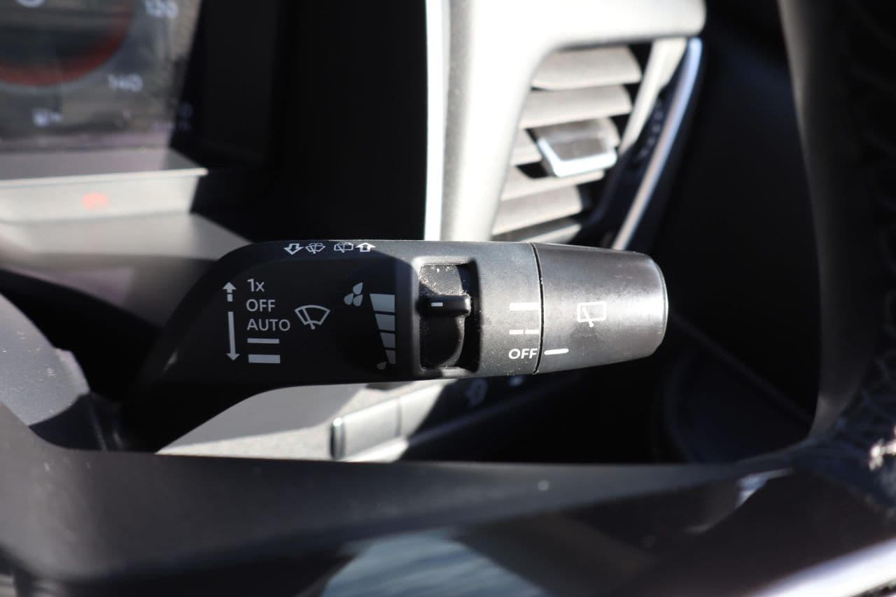 Nissan Qashqai 1.3 DIG-T MHEV N-Connecta Glass Roof — image 39