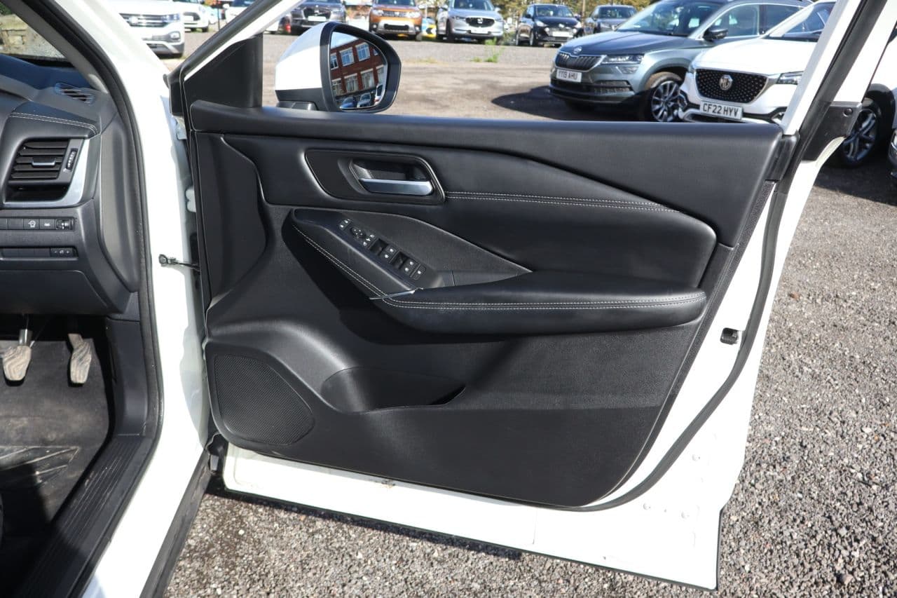 Nissan Qashqai 1.3 DIG-T MHEV N-Connecta Glass Roof — image 43
