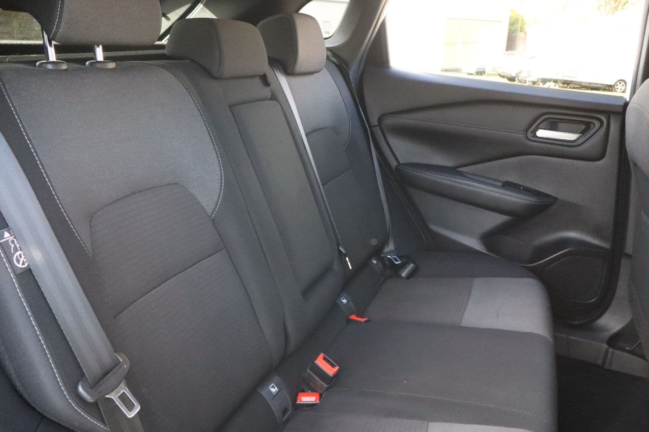 Nissan Qashqai 1.3 DIG-T MHEV N-Connecta Glass Roof — image 42