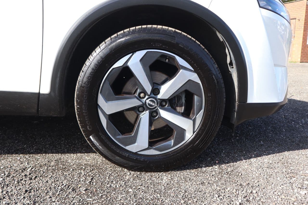 Nissan Qashqai 1.3 DIG-T MHEV N-Connecta Glass Roof — image 48