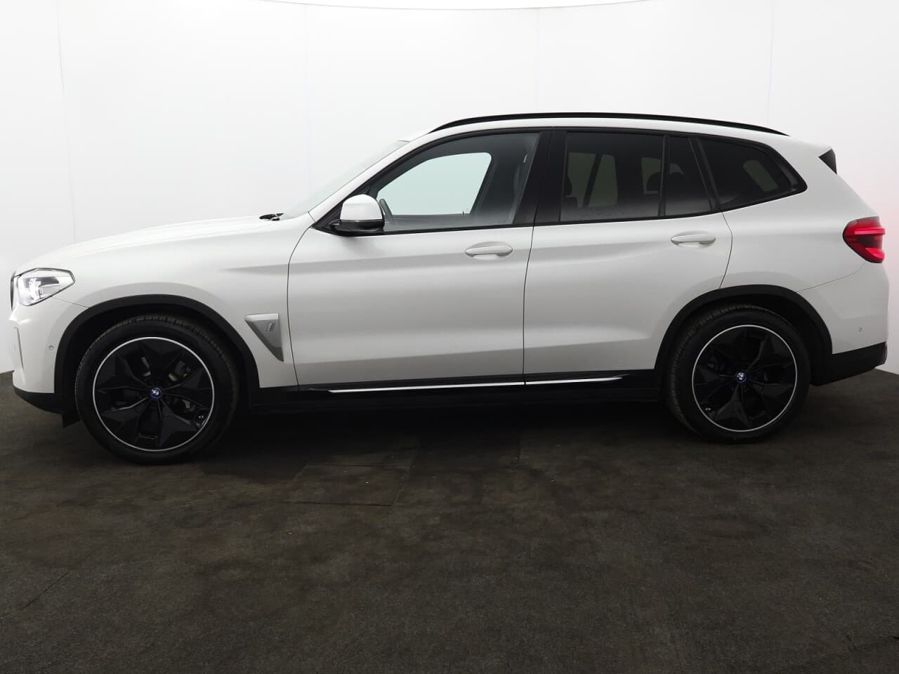 BMW IX3 80kWh Premier Edition — image 6