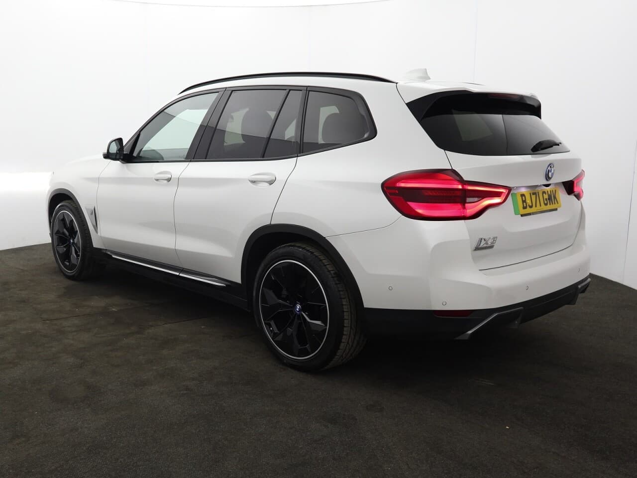 BMW IX3 80kWh Premier Edition — image 8
