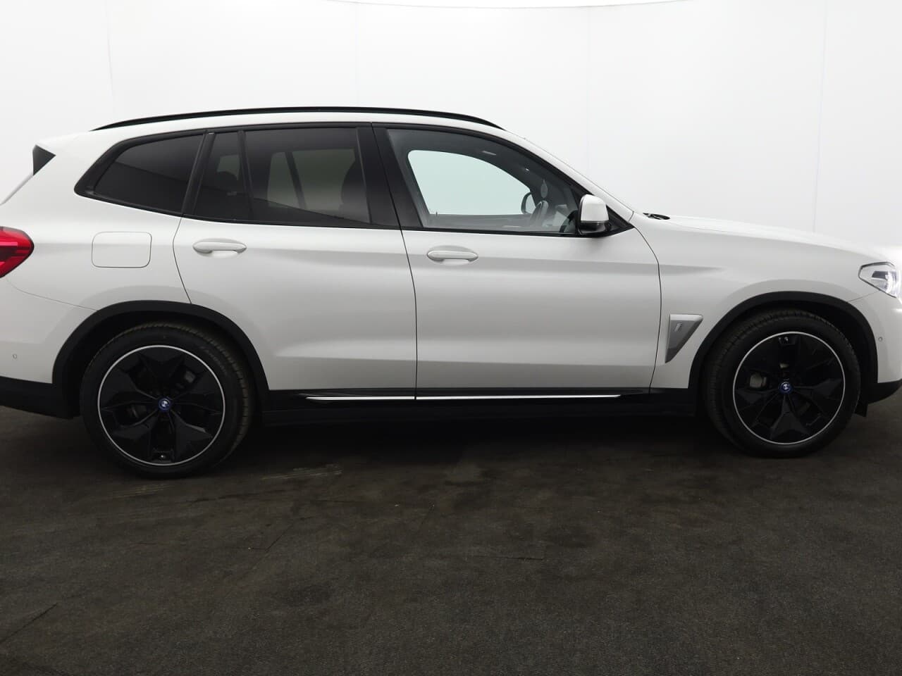 BMW IX3 80kWh Premier Edition — image 11