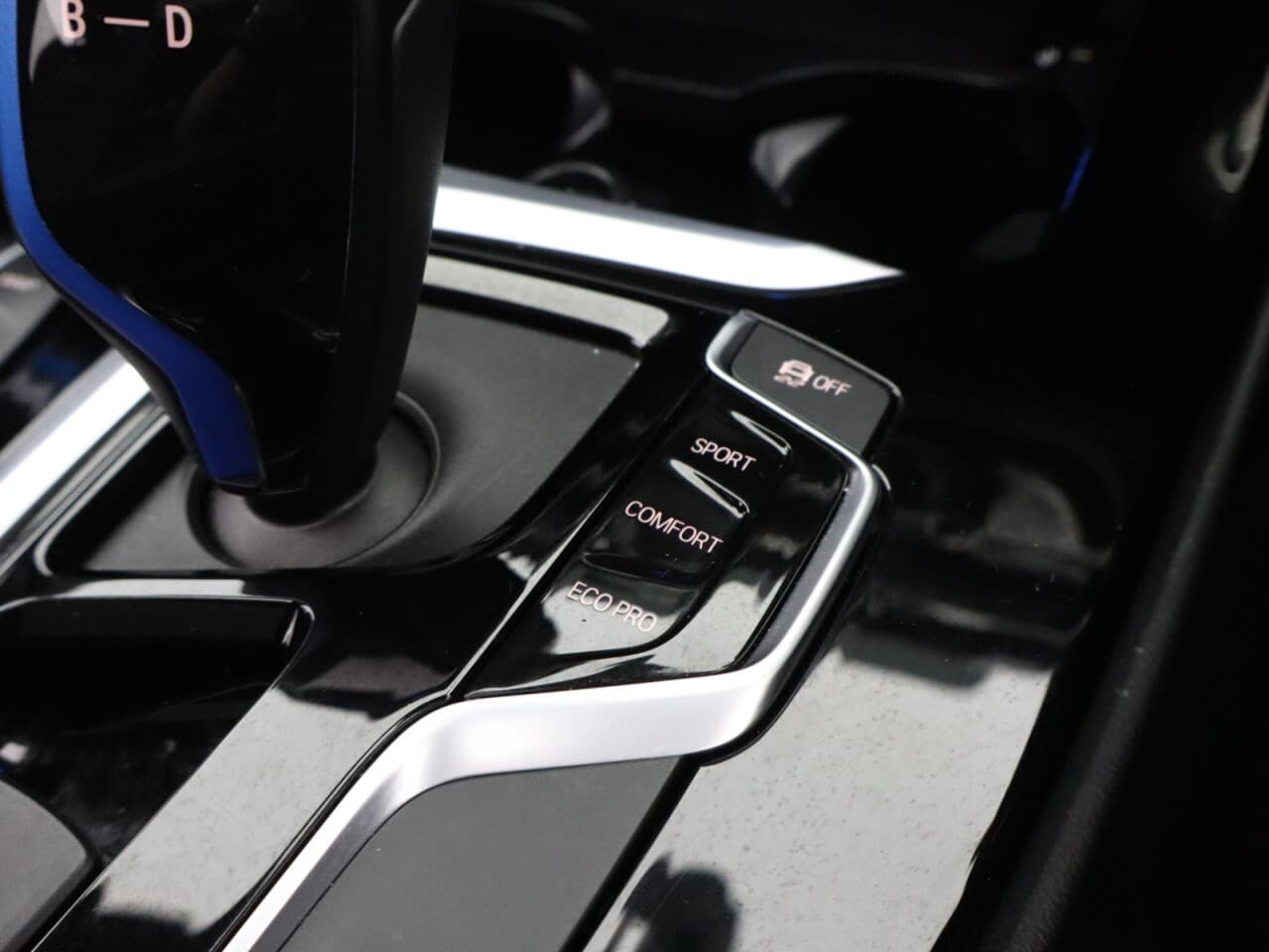 BMW IX3 80kWh Premier Edition — image 30