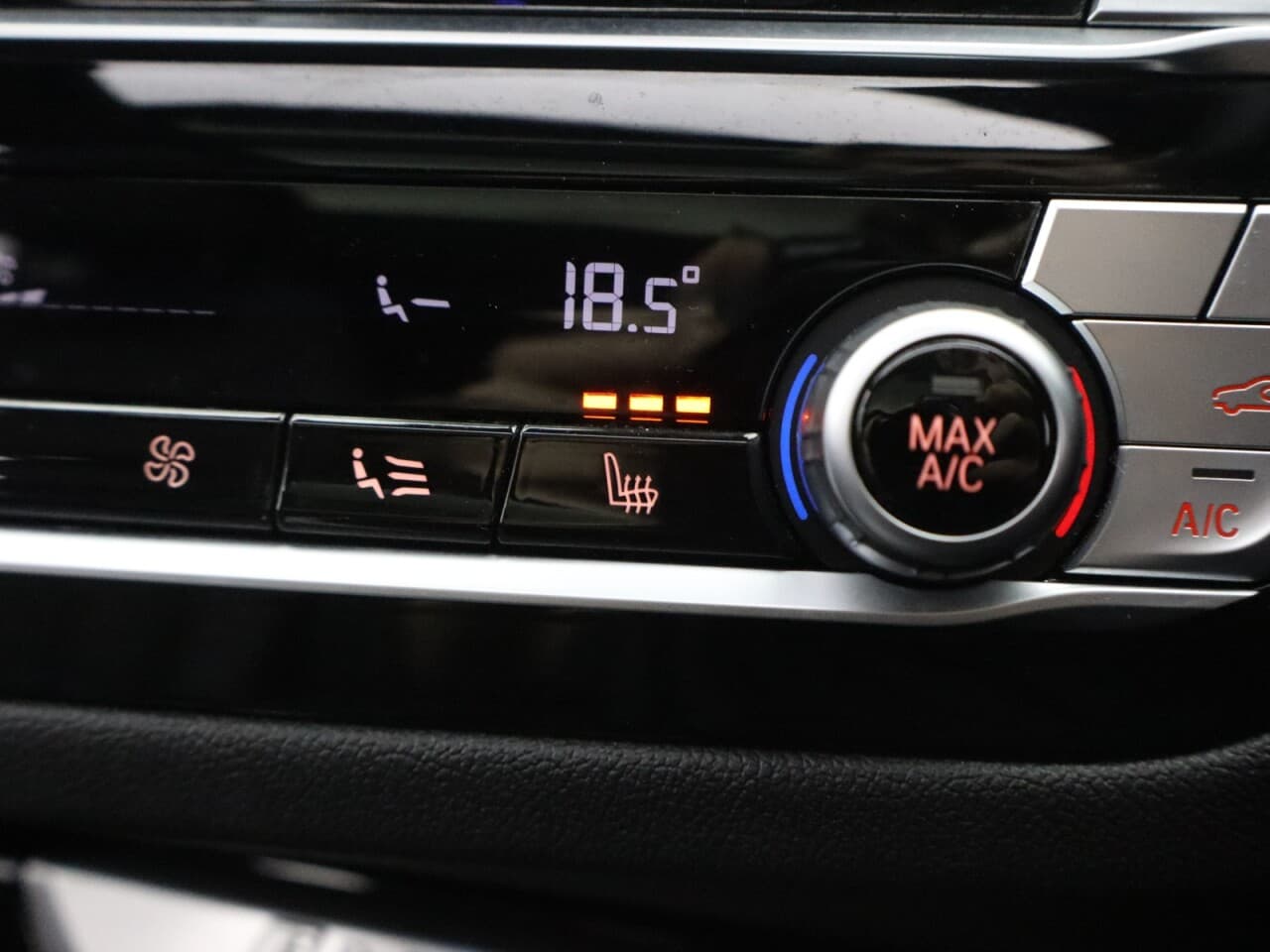 BMW IX3 80kWh Premier Edition — image 33