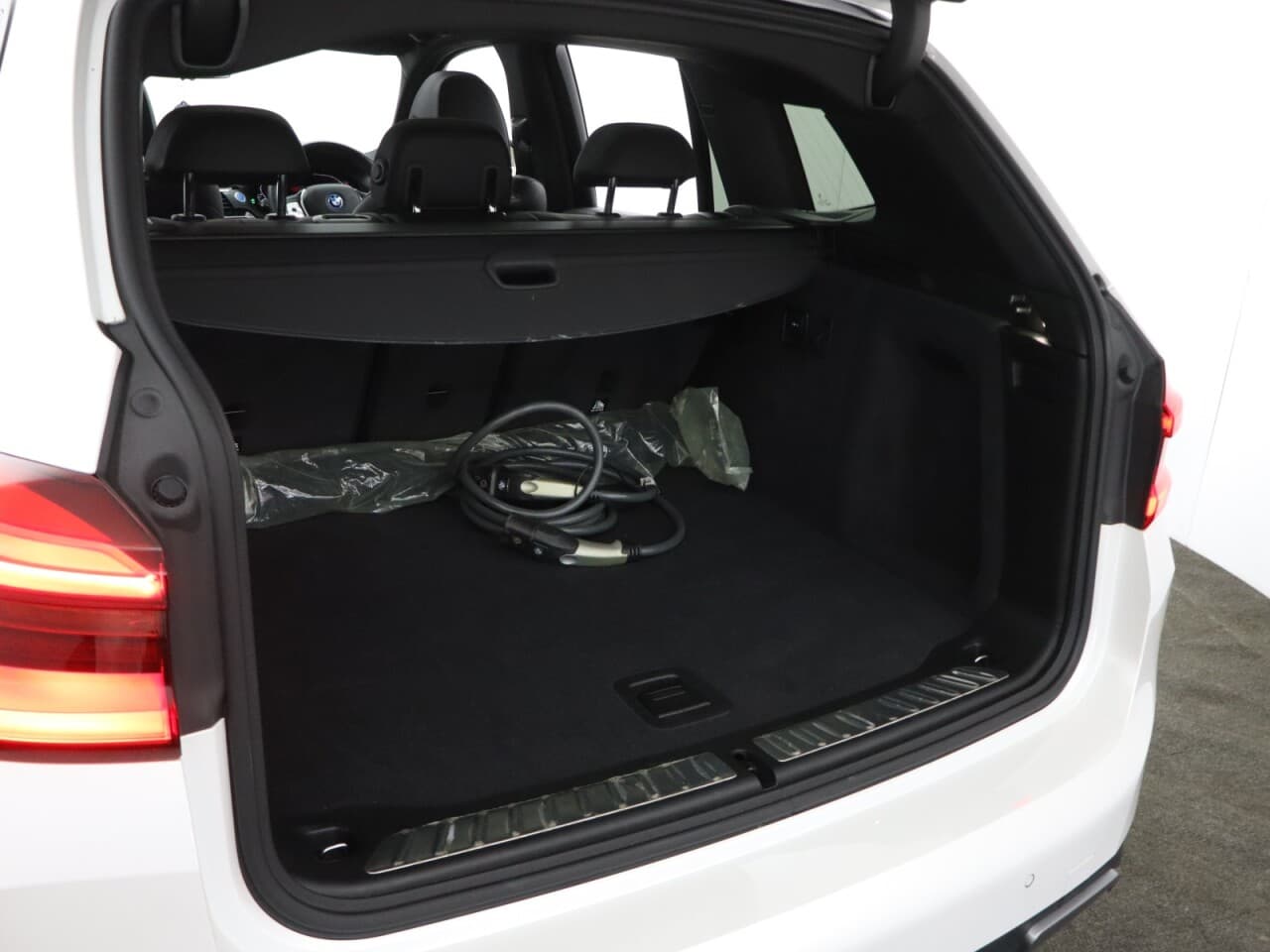 BMW IX3 80kWh Premier Edition — image 52
