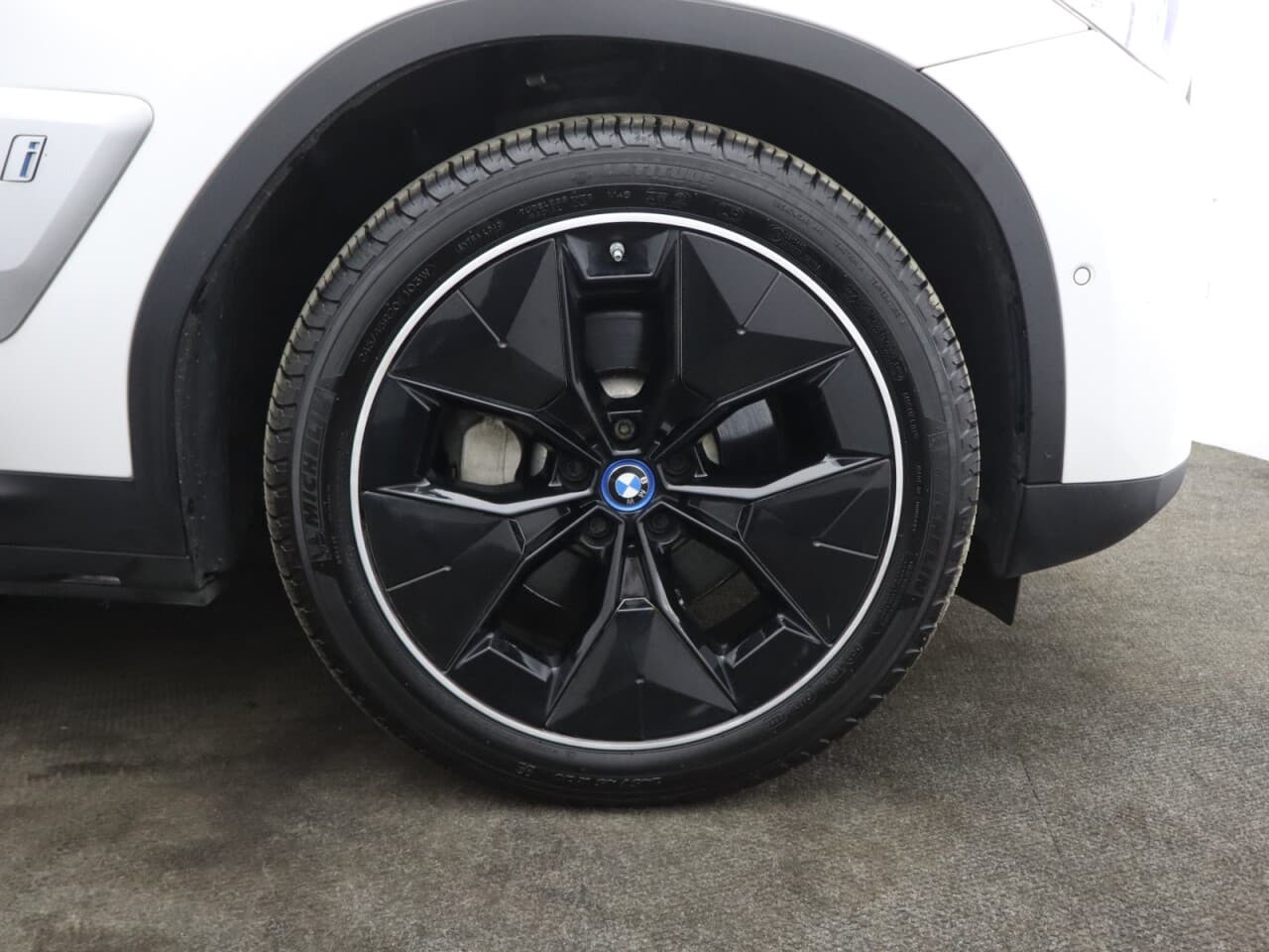 BMW IX3 80kWh Premier Edition — image 60