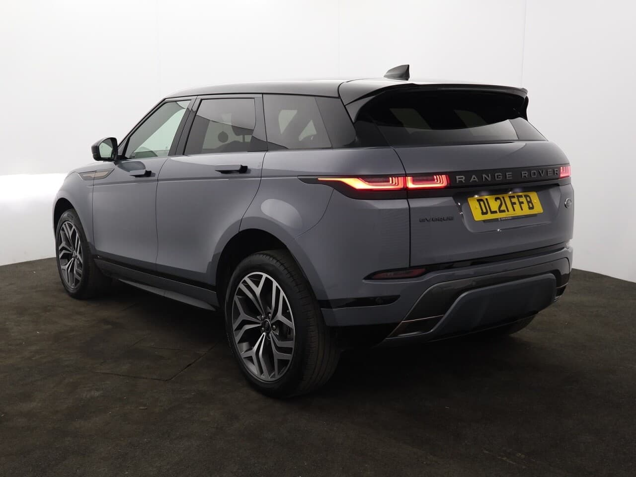 Land Rover Range Rover Evoque 2.0 P250 MHEV R-Dynamic SE — image 8