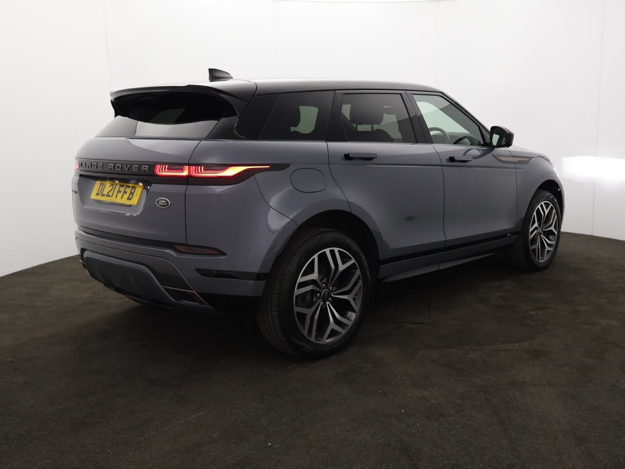 Land Rover Range Rover Evoque 2.0 P250 MHEV R-Dynamic SE — image 10
