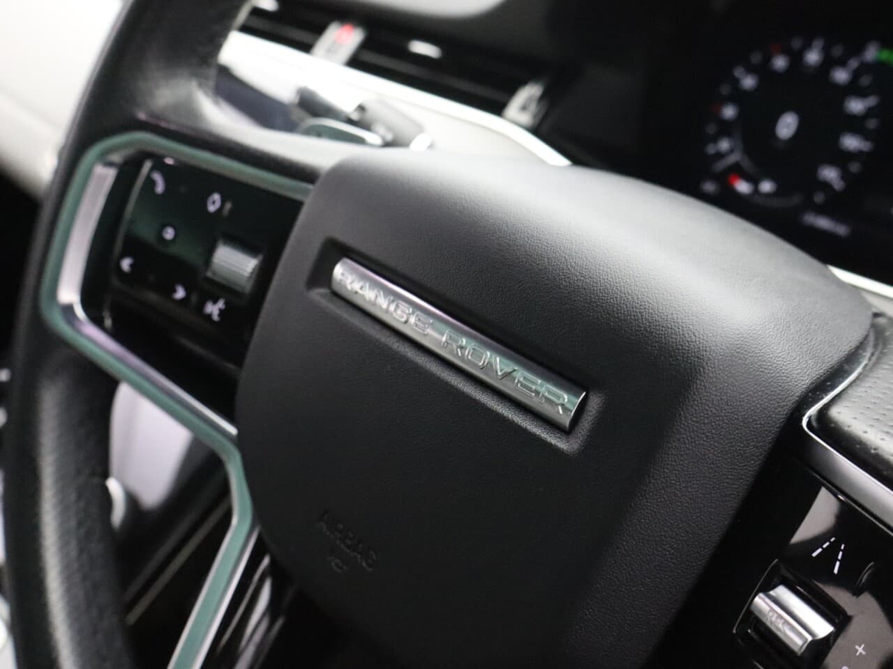 Land Rover Range Rover Evoque 2.0 P250 MHEV R-Dynamic SE — image 17