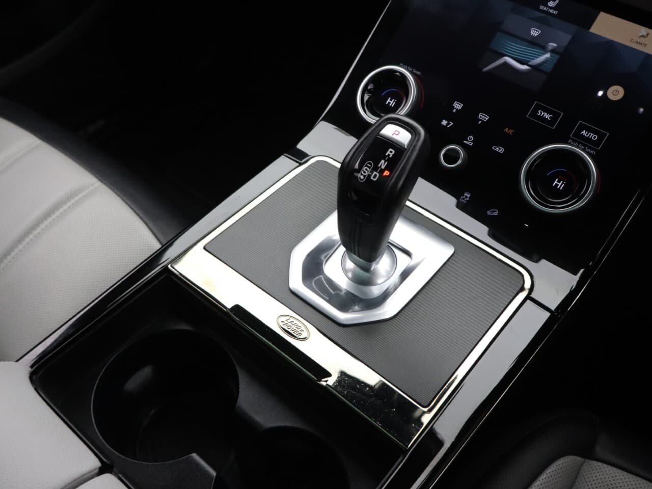 Land Rover Range Rover Evoque 2.0 P250 MHEV R-Dynamic SE — image 23