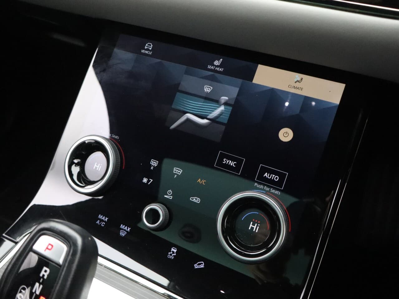 Land Rover Range Rover Evoque 2.0 P250 MHEV R-Dynamic SE — image 27