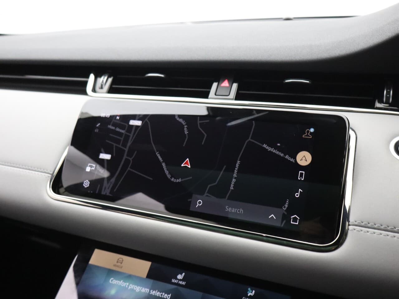 Land Rover Range Rover Evoque 2.0 P250 MHEV R-Dynamic SE — image 35