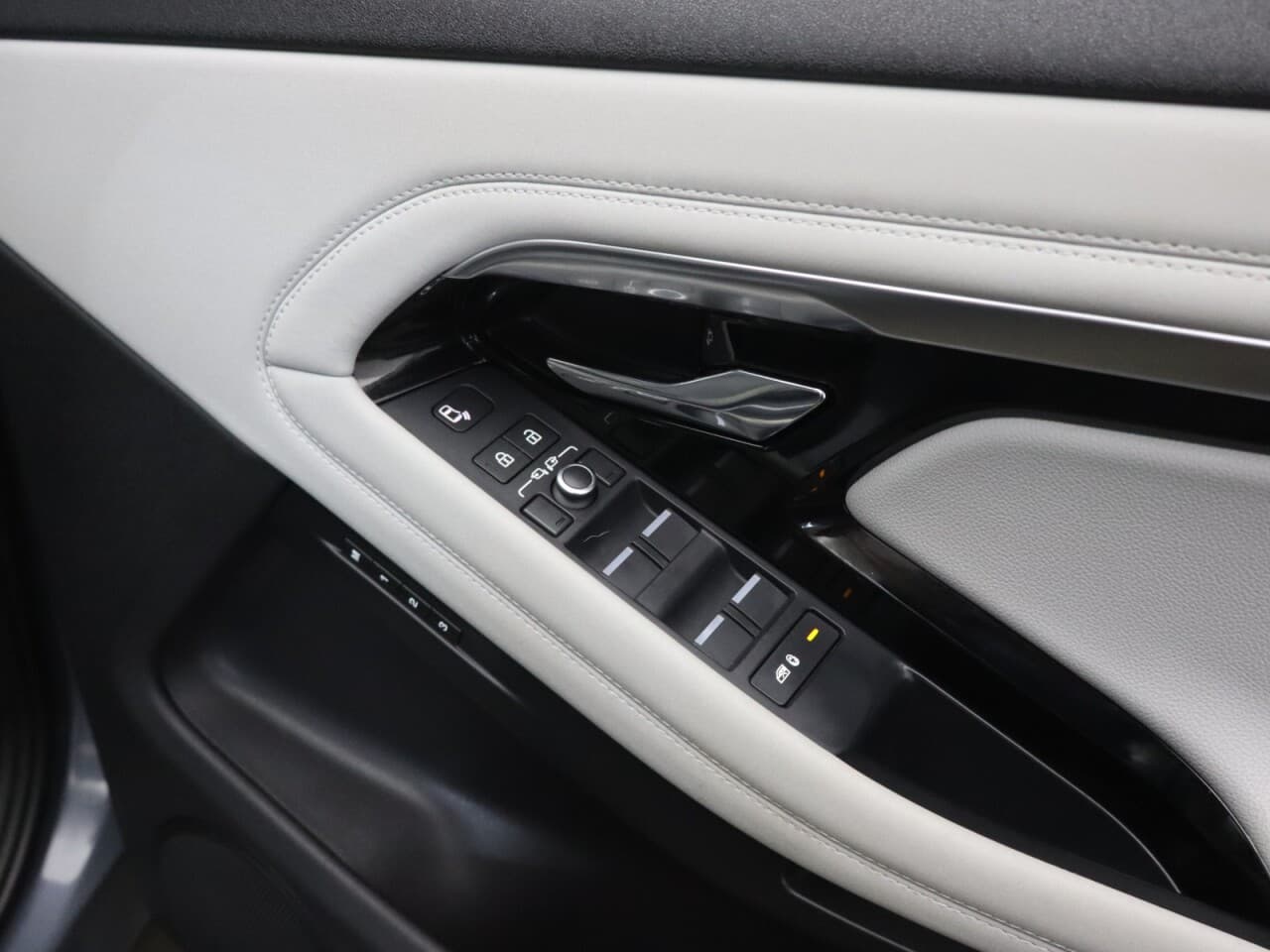 Land Rover Range Rover Evoque 2.0 P250 MHEV R-Dynamic SE — image 52